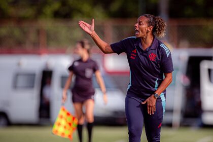 Rosana Augusto, no comando do time feminino do Flamengo (Foto: Paula Reis/ Flamengo)