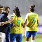 Arthur Elias e jogadoras da Seleção Brasileira Feminina na Copa América Feminina (Foto: Lívia Villas Boas/ CBF)